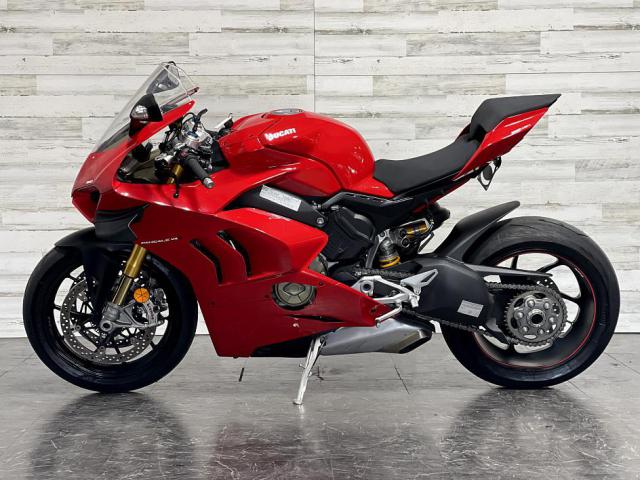 2018 Ducati panigale V4 (+971561943867)