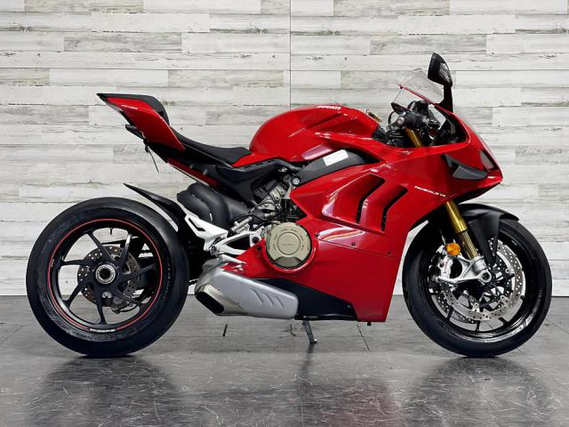 2018 Ducati panigale V4 (+971561943867)