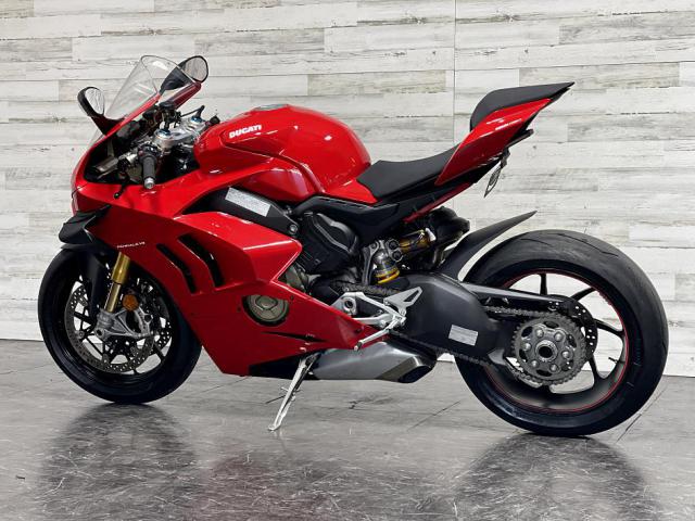 2018 Ducati panigale V4 (+971561943867)