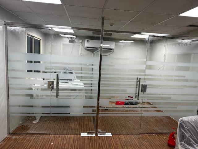 DEMOLITION GLASS PARTITION/ GYPSUM PARTITION FIT OUT 052-1190882