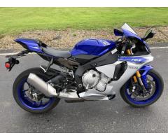 2015 YAMAHA YZF-R1 whatsapp +971586703639