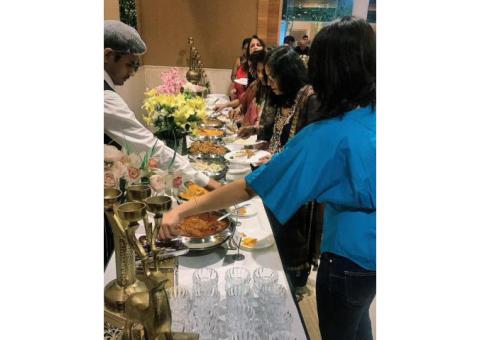 How many waiters for 100 guests?