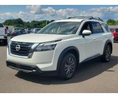 2022 Nissan Pathfinder SV 4WD whatsapp +971586703639